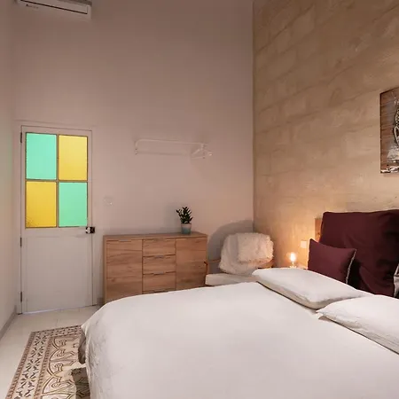 Authentic Maltese 2-bedroom House With Terrace Hébergement de vacances *