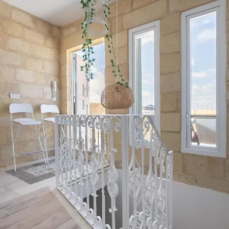 Authentic Maltese 2-bedroom House With Terrace *