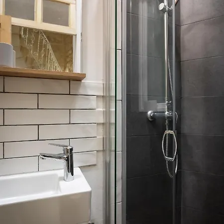 Authentic Maltese 2-bedroom House With Terrace Hébergement de vacances *