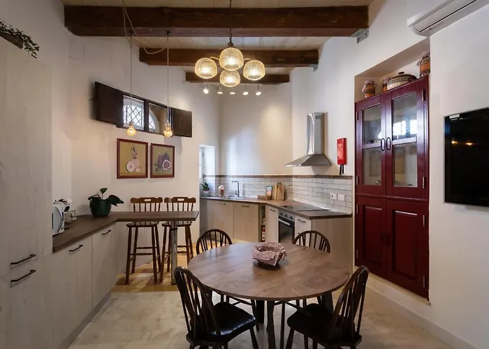 Authentic Maltese 2-bedroom House With Terrace Case de vacanță Żejtun
