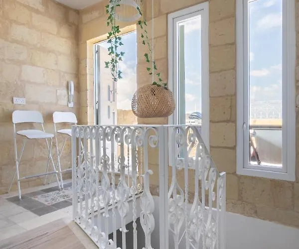 Authentic Maltese 2-bedroom House With Terrace *