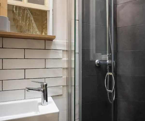 Authentic Maltese 2-bedroom House With Terrace Case de vacanță *